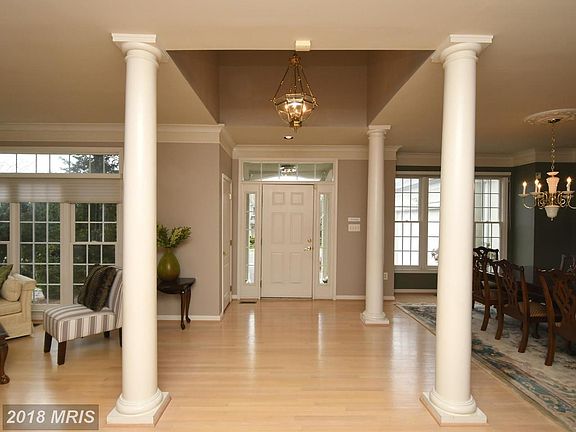 2nd image of 902 Leona Ln