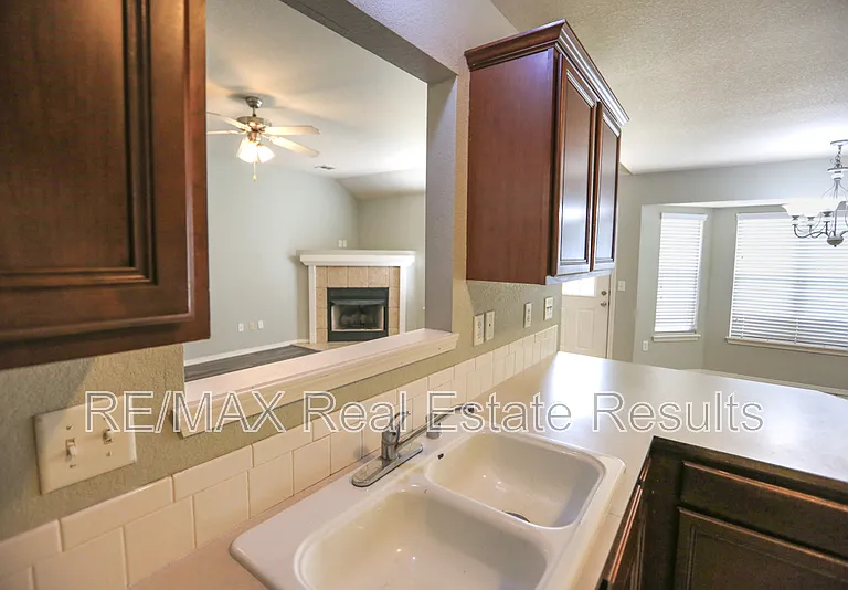1907 SW Columbus Rd — Photo 9