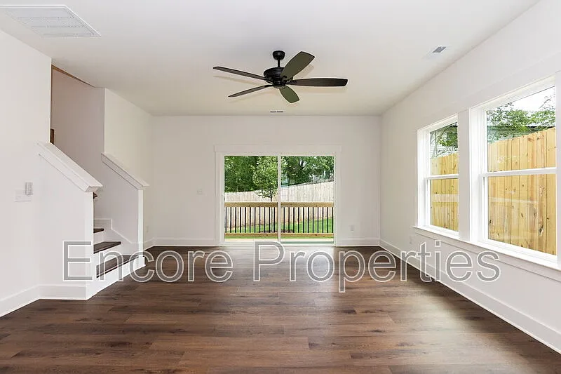 3 bed, 2.5 bath, 1642 sqft, $3,200 — Photo 4