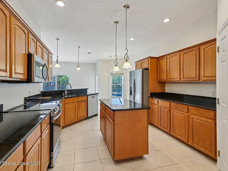 929 Hialeah St — Photo 17