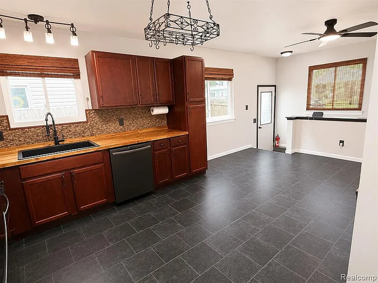 23400 Reynolds Ave — Photo 17