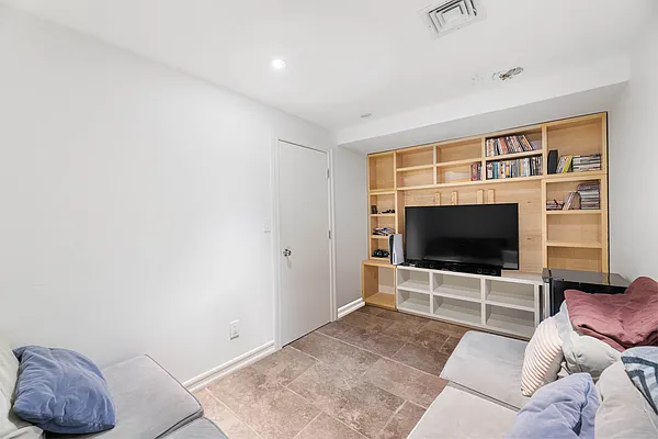 Sold by Douglas Elliman | media 21