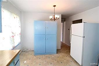 4th image of 414 S West End Blvd