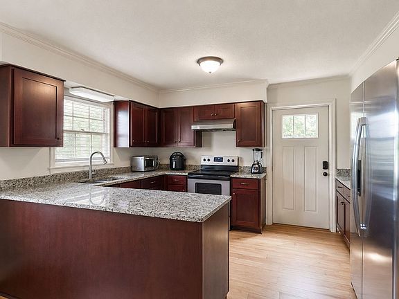 3rd image of 1414 Caplewood Dr