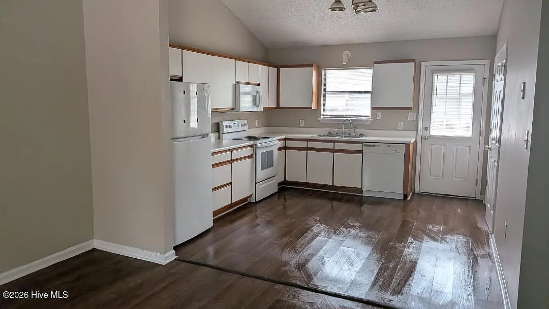 2 bed, 4.0 bath, 940 sqft, $1,100 — Photo 3