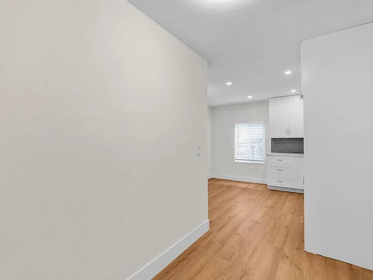 865 SE 12th St #A — Photo 15