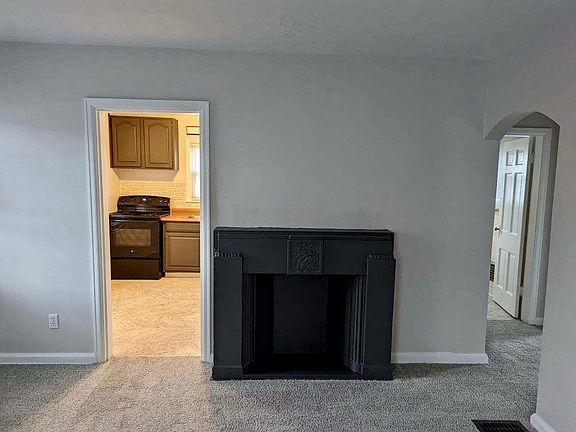 2nd image of 102 E Royal Forest Blvd