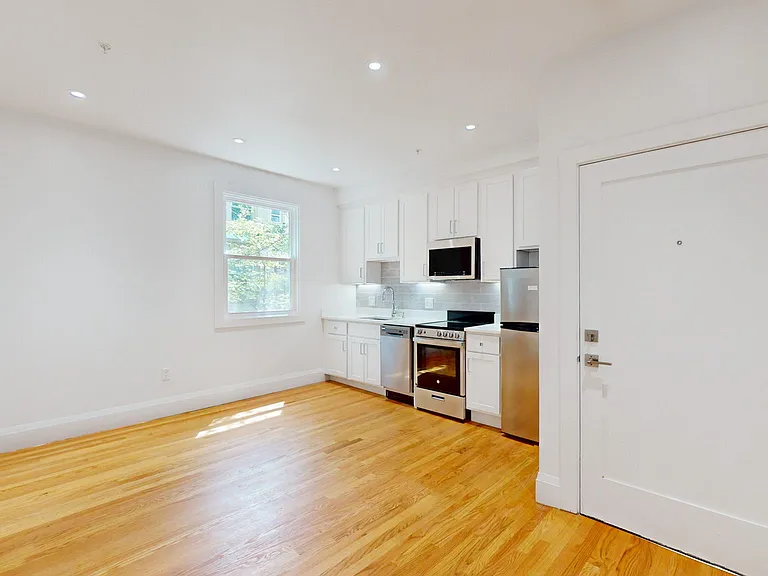 21 Regent Cir #3 — Photo 6