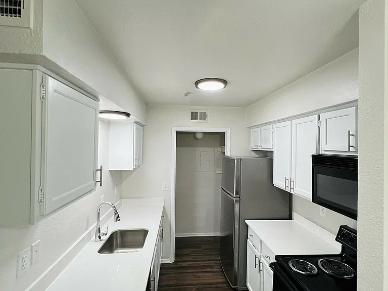 1820 N Garrett Ave — Photo 3