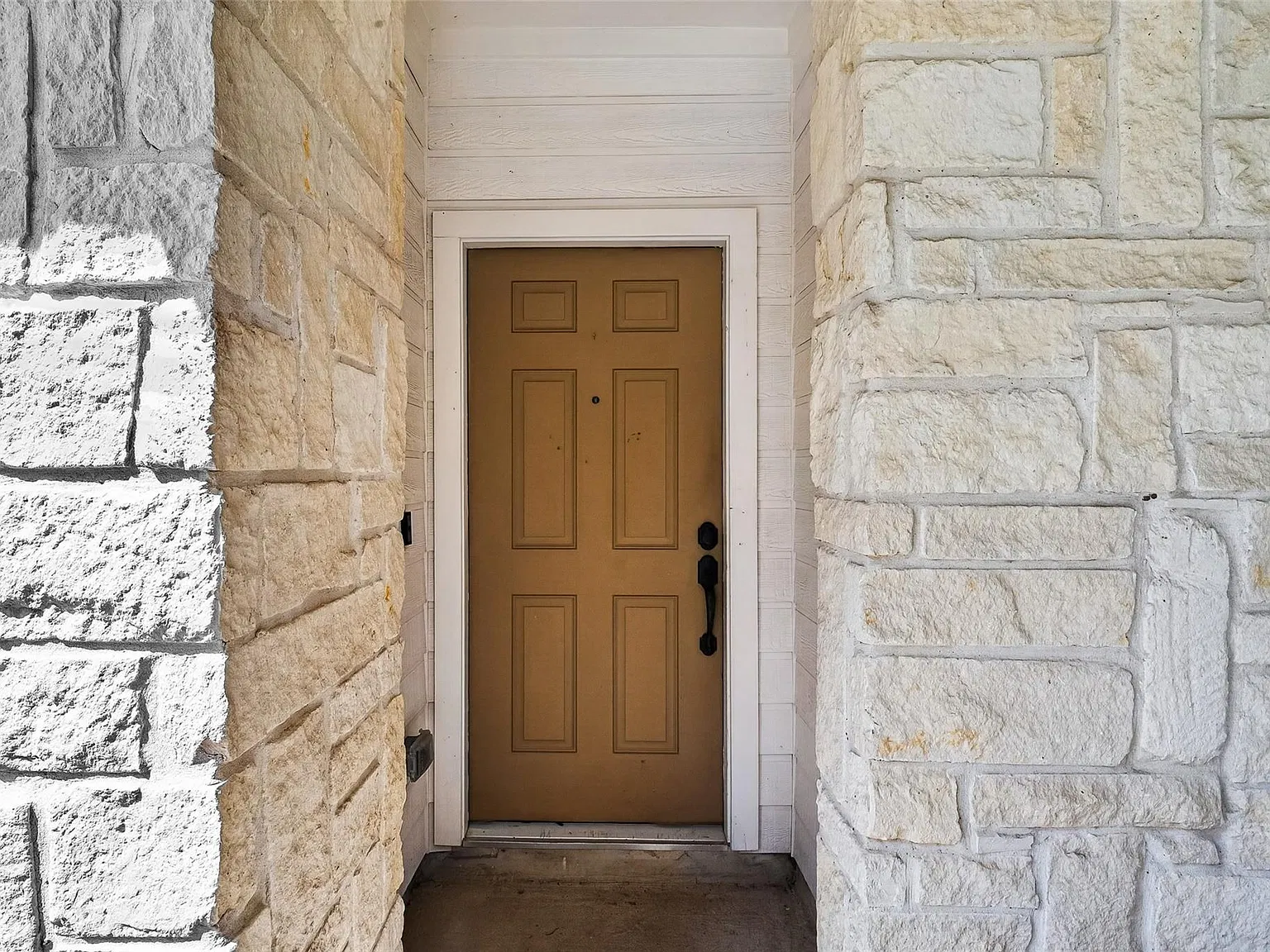 3 bed, 2.0 bath, 1649 sqft, $2,100 — Photo 3