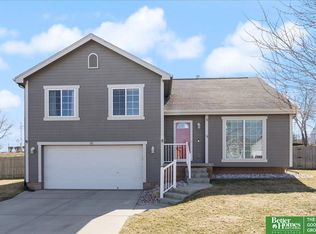 811 Edgewater Dr, Papillion, NE 68046