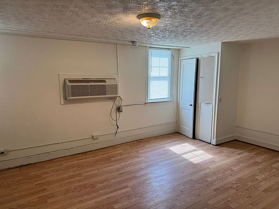 3rd image of 123 W Burke St #401