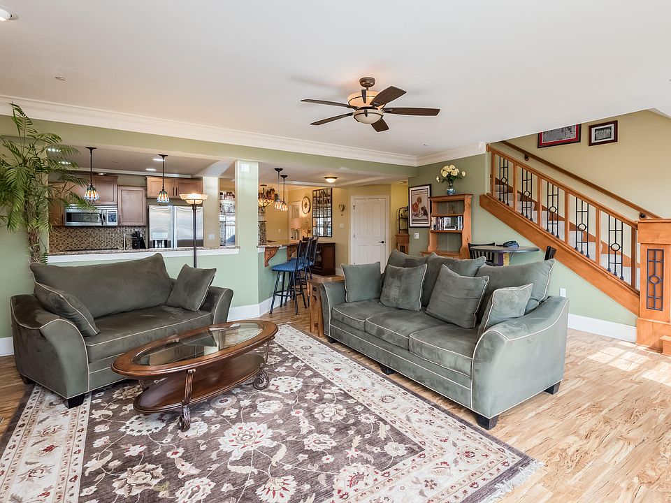 2nd image of 822 E Hamilton St #3