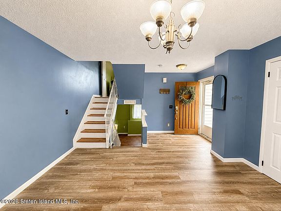 4th image of 98 Giffords Ln