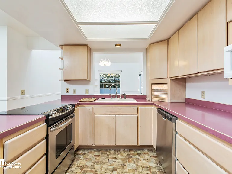 1821 Commodore Dr — Photo 11