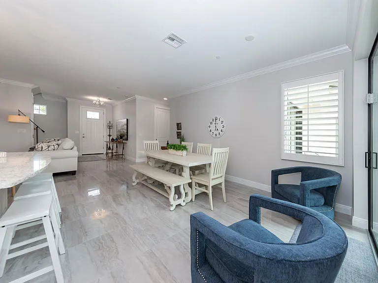 906 E Venice Ave — Photo 10