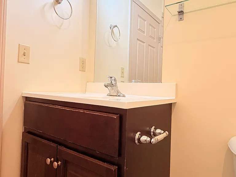 191 College St #208 — Photo 32