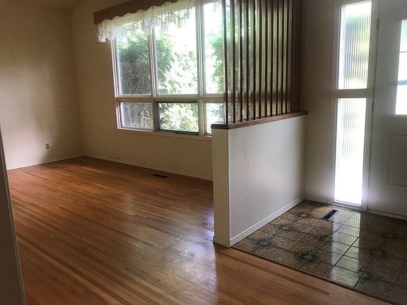 5th image of 240 Cottonwood Ave