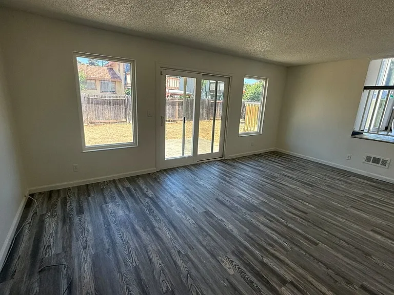131 Glasgow Way — Photo 43