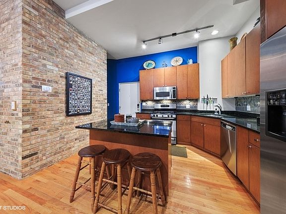 5th image of 1137 N Wood St APT 1B