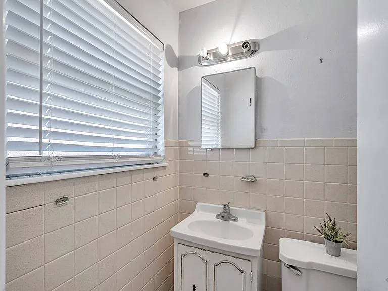 1311 E 52nd St #1 — Photo 8