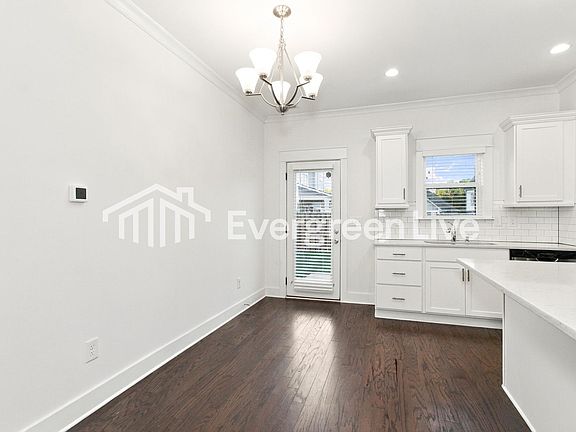 4th image of 2724 Village Ln