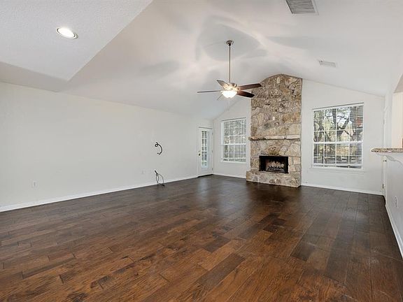 4th image of 810 Meadow Oaks Dr