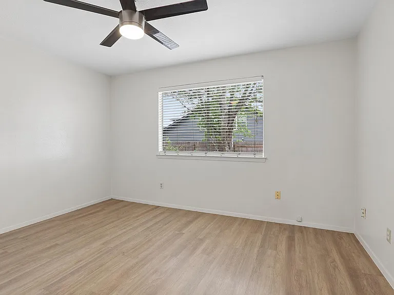 11912 Sunhillow Bnd #B — Photo 7