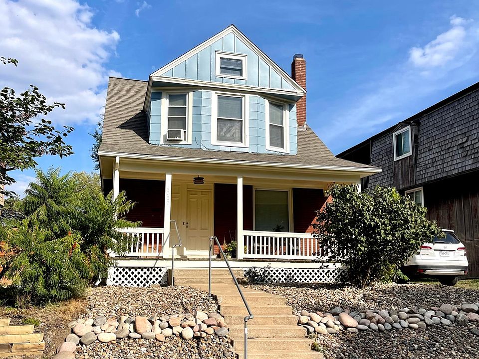 4027 Oak Street
Offstreet Parking, Maintanence Free Yard, Close to UMKC, Plaza, Westport and More!