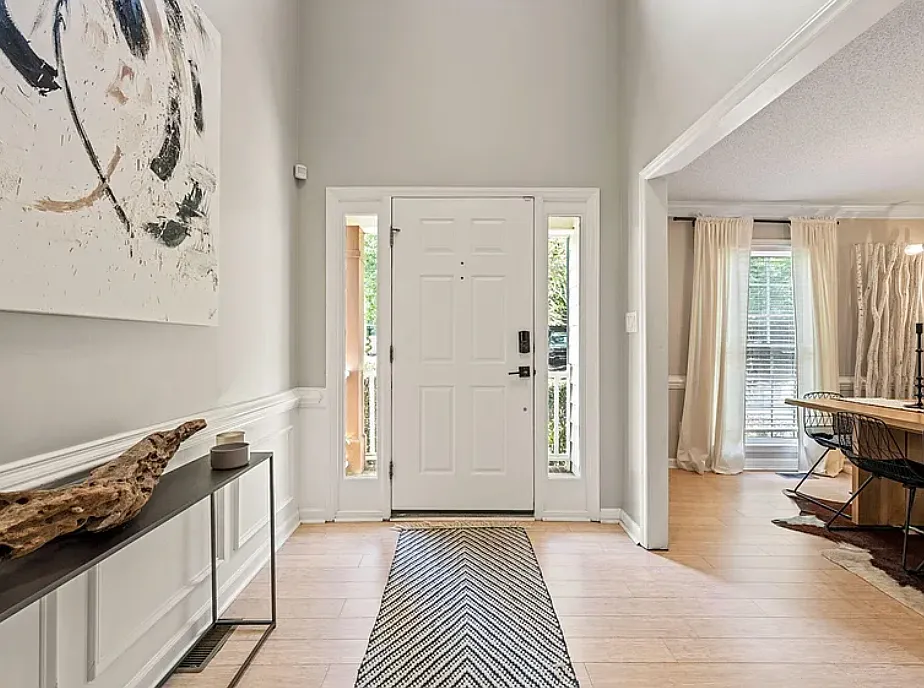 4 bed, 2.5 bath, 2492 sqft, $3,400 — Photo 2
