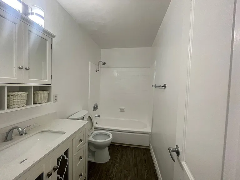 1595 E. Chevy Chase Drive — Photo 6
