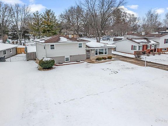 4th image of 1012 Lakewood Dr