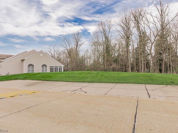 134 Stonecreek Dr, Mayfield Heights, OH 44124