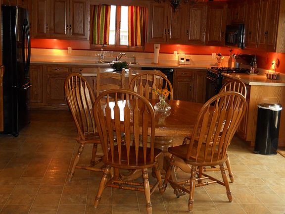 Kitchen w/ eat-in dining