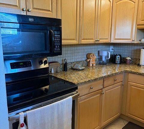 4th image of 2562 Garden Drive N #305
