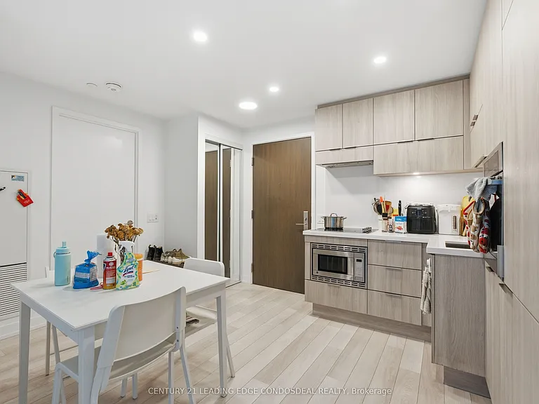 39 Roehampton Ave #807 — Photo 17