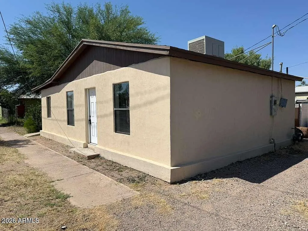 3 bed, 1.0 bath, 870 sqft, $1,200 — Photo 2