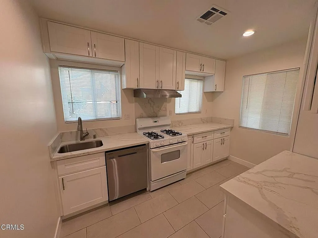 2 bed, 1224 sqft, $3,900 — Photo 2