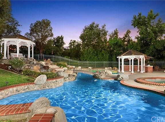 3rd image of 10511 Woodview Cir