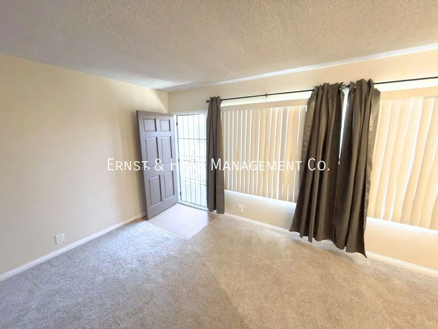 Wonderful Top Floor Condo Near Downtown Long Beach! — Photo 4