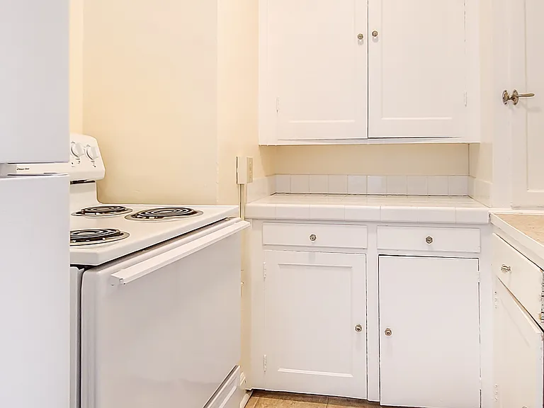 Rena Villa - Portland Oregon - One Bedroom - Kitchen