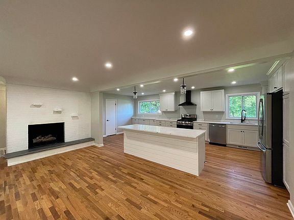 3rd image of 114 E Henry St