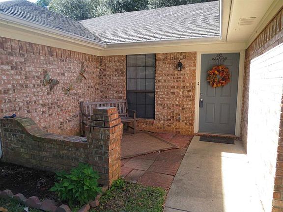 4th image of 404 Village Ln