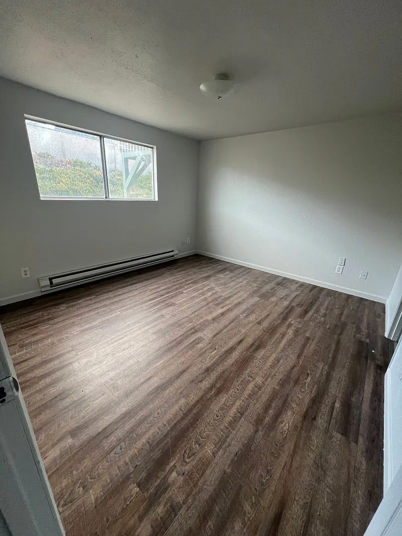 Newly Renovated - 3 Bedroom, 2 Bathroom Apartment - Pacific Terrace — Photo 2