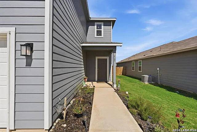 4 bed, 2.5 bath, 2261 sqft, $2,100 — Photo 2