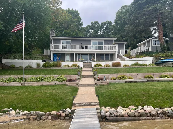 460 W Crooked Lake Dr, Kalamazoo, MI 49009