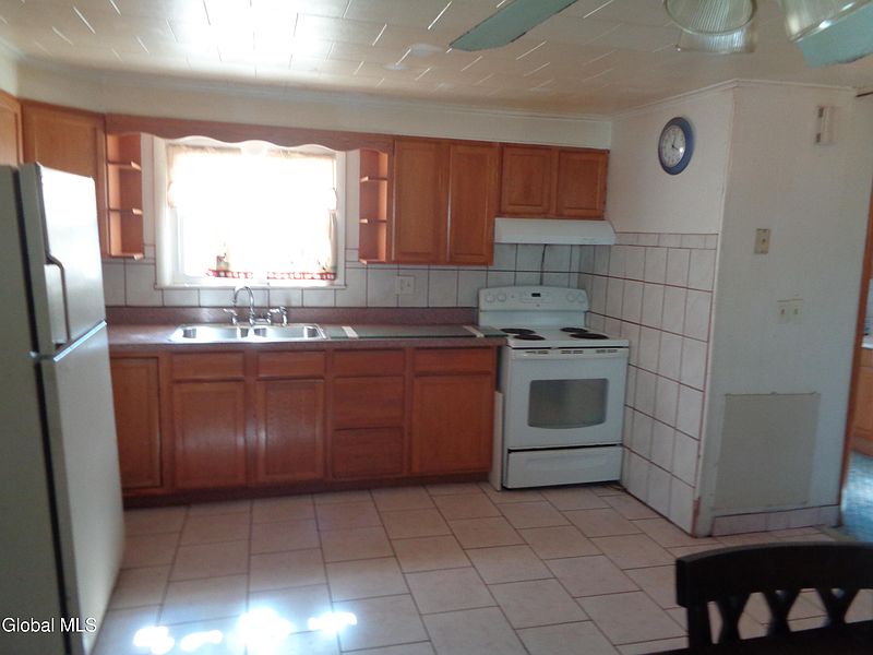 5th image of 1552 4th Avenue