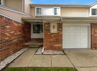 326 Hampton Ct, South Lyon, MI 48178