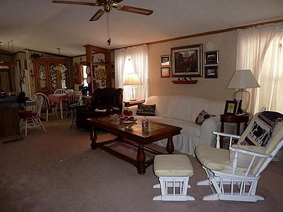 4th image of 220 W Elm Dr