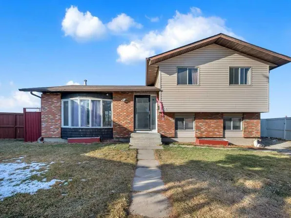 64 SW Castledale Cres NE, Calgary, AB T3J 1X4